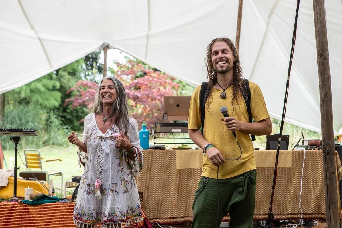 Indrani und Remo stehen vor dem DJ Pult und lachen.